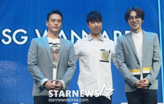 보컬 그룹 SG워너비가 20일 오후 서울 마포구 서교동 무브홀에서 열린 새 미니앨범 '더 보이스'(THE VOICE 컴백 쇼케이스에서 포즈를 취하고 있다. 새 미니앨범 '더 보이스'는 최고의 프로듀서 조영수와 히트 메이커 김도훈이 참여했다. '가슴 뛰도록', '좋은 기억' 등 2곡의 타이틀을 비롯해 SG워너비 앨범 커리어 최초로 멤버 전원이 직접 작사, 작곡에 참여한 자작곡 3곡도 수록됐다. /사진=김창현 기자 chmt@