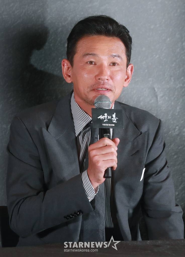 배우 황정민이 9일 오후 서울 강남구 메가박스 코엑스에서 진행된 영화 '서울의 봄'(감독 김성수) 언론시사회 및 기자간담회에 참석해 질문에 답하고 있다. 1979년 12월 12일 수도 서울에서 일어난 신군부 세력의 반란을 막기 위한 일촉즉발의 9시간을 그린 영화 '서울의 봄'은 오는 22일 개봉한다. /2023.11.09 /사진=이동훈