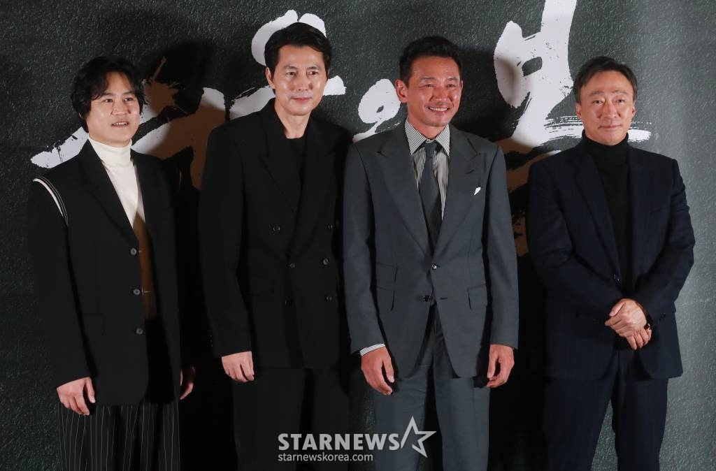 배우 김성균, 정우성, 황정민, 이성민이 9일 오후 서울 강남구 메가박스 코엑스에서 진행된 영화 '서울의 봄'(감독 김성수) 언론시사회 및 기자간담회에 참석해 포즈를 취하고 있다. 1979년 12월 12일 수도 서울에서 일어난 신군부 세력의 반란을 막기 위한 일촉즉발의 9시간을 그린 영화 '서울의 봄'은 오는 22일 개봉한다. /2023.11.09 /사진=이동훈