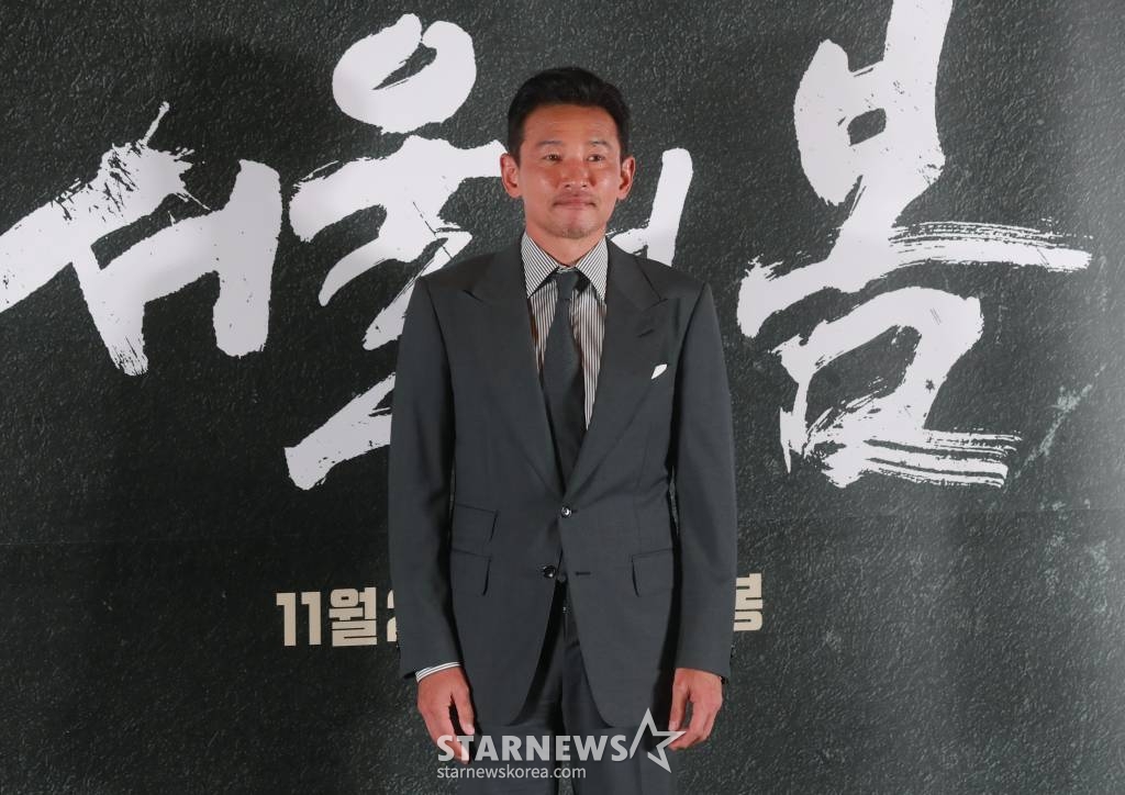배우 황정민이 9일 오후 서울 강남구 메가박스 코엑스에서 진행된 영화 '서울의 봄'(감독 김성수) 언론시사회 및 기자간담회에 참석해 포즈를 취하고 있다. 1979년 12월 12일 수도 서울에서 일어난 신군부 세력의 반란을 막기 위한 일촉즉발의 9시간을 그린 영화 '서울의 봄'은 오는 22일 개봉한다. /2023.11.09 /사진=이동훈
