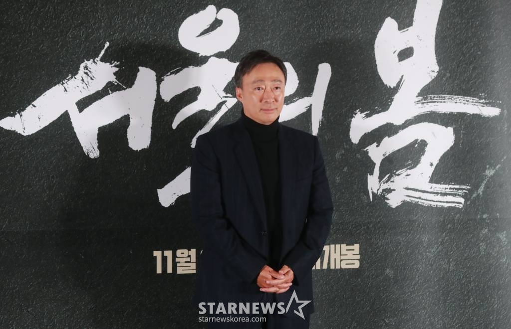 배우 이성민이 9일 오후 서울 강남구 메가박스 코엑스에서 진행된 영화 '서울의 봄'(감독 김성수) 언론시사회 및 기자간담회에 참석해 포즈를 취하고 있다. 1979년 12월 12일 수도 서울에서 일어난 신군부 세력의 반란을 막기 위한 일촉즉발의 9시간을 그린 영화 '서울의 봄'은 오는 22일 개봉한다. /2023.11.09 /사진=이동훈