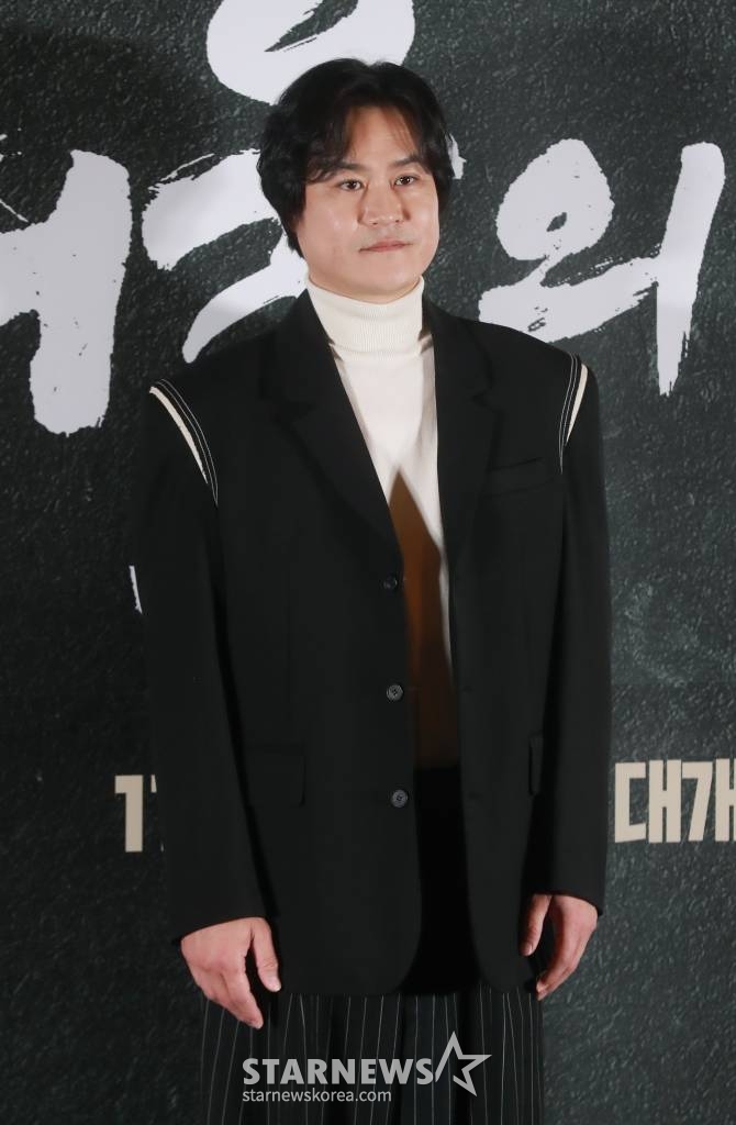 배우 김성균이 9일 오후 서울 강남구 메가박스 코엑스에서 진행된 영화 '서울의 봄'(감독 김성수) 언론시사회 및 기자간담회에 참석해 포즈를 취하고 있다. 1979년 12월 12일 수도 서울에서 일어난 신군부 세력의 반란을 막기 위한 일촉즉발의 9시간을 그린 영화 '서울의 봄'은 오는 22일 개봉한다. /2023.11.09 /사진=이동훈
