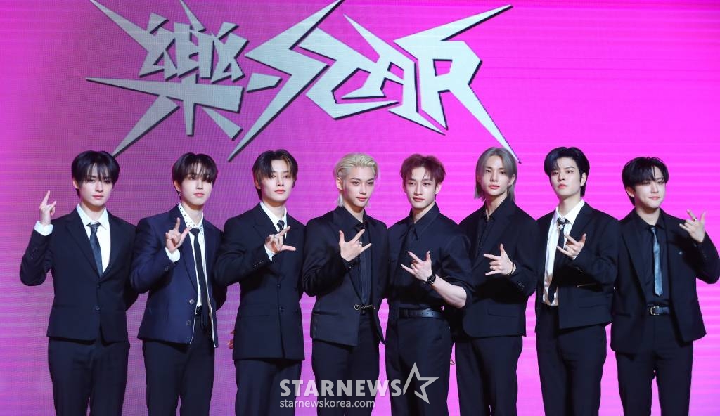 그룹 스트레이 키즈(Stray Kids)가 10일 오전 서울 영등포구 여의도동 콘래드 서울에서 진행된 새 미니 앨범 '樂-STAR'(락스타) 발매 기념 쇼케이스에 참석해 포즈를 취하고 있다. 새 미니 앨범 '樂-STAR'는 '어떤 상황에서도 우리의 락(樂)은 계속된다'는 스트레이 키즈의 메시지와 자신감을 표현했다. 타이틀곡 '락 (樂)'은 매 앨범 곡 작업을 도맡은 그룹 내 프로듀싱 팀 쓰리라차(3RACHA) 방찬, 창빈, 한이 직접 완성해 고유한 음악적 개성을 듬뿍 녹였다. 후렴구의 반복되는 멜로디와 락(Rock)적인 요소가 곡에 강렬함을 더하고 동음이의어를 활용한 흥미로운 노랫말로 K팝 팬들의 흥을 돋울 예정이다. 2023.11.10 /사진=김창현
