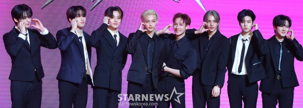 그룹 스트레이 키즈(Stray Kids)가 10일 오전 서울 영등포구 여의도동 콘래드 서울에서 진행된 새 미니 앨범 '樂-STAR'(락스타) 발매 기념 쇼케이스에 참석해 포즈를 취하고 있다. 새 미니 앨범 '樂-STAR'는 '어떤 상황에서도 우리의 락(樂)은 계속된다'는 스트레이 키즈의 메시지와 자신감을 표현했다. 타이틀곡 '락 (樂)'은 매 앨범 곡 작업을 도맡은 그룹 내 프로듀싱 팀 쓰리라차(3RACHA) 방찬, 창빈, 한이 직접 완성해 고유한 음악적 개성을 듬뿍 녹였다. 후렴구의 반복되는 멜로디와 락(Rock)적인 요소가 곡에 강렬함을 더하고 동음이의어를 활용한 흥미로운 노랫말로 K팝 팬들의 흥을 돋울 예정이다. 2023.11.10 /사진=김창현