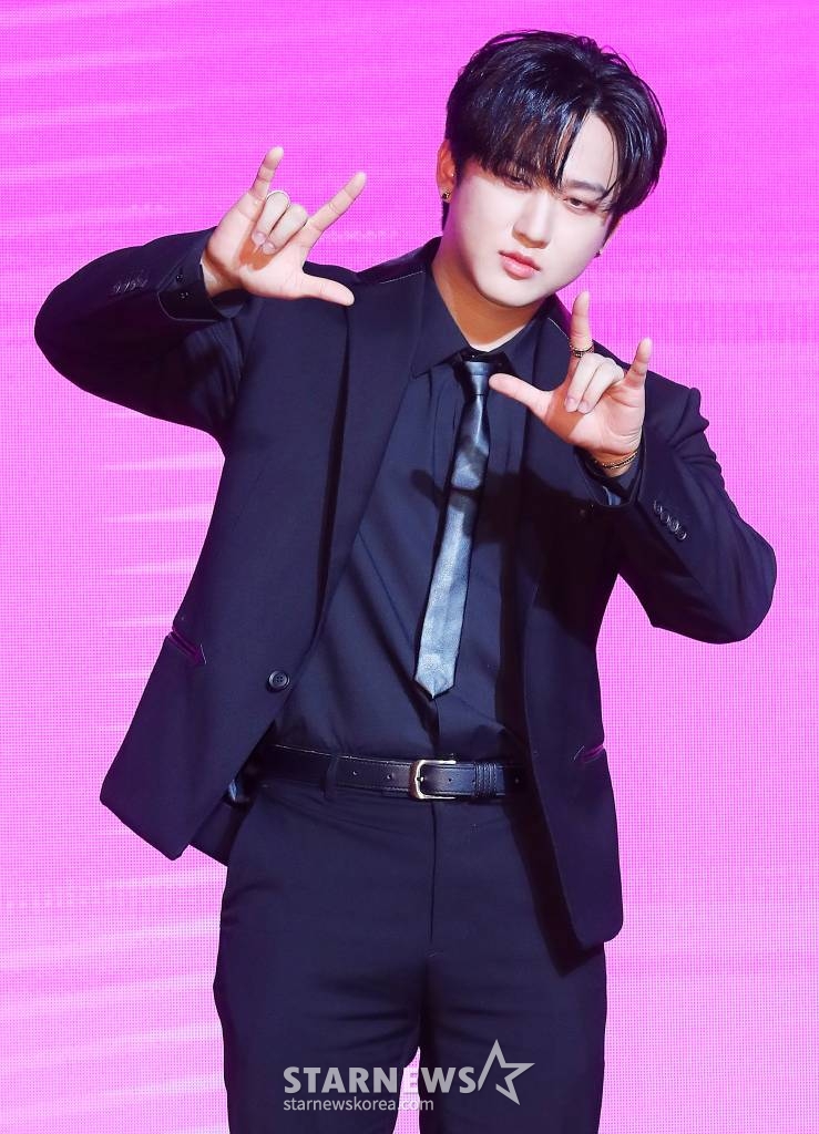 그룹 스트레이 키즈(Stray Kids) 창빈이 10일 오전 서울 영등포구 여의도동 콘래드 서울에서 진행된 새 미니 앨범 '樂-STAR'(락스타) 발매 기념 쇼케이스에 참석해 포즈를 취하고 있다. 스트레이 키즈의 새 미니 앨범 '樂-STAR'는 '어떤 상황에서도 우리의 락(樂)은 계속된다'는 스트레이 키즈의 메시지와 자신감을 표현했다. 타이틀곡 '락 (樂)'은 매 앨범 곡 작업을 도맡은 그룹 내 프로듀싱 팀 쓰리라차(3RACHA) 방찬, 창빈, 한이 직접 완성해 고유한 음악적 개성을 듬뿍 녹였다. 후렴구의 반복되는 멜로디와 락(Rock)적인 요소가 곡에 강렬함을 더하고 동음이의어를 활용한 흥미로운 노랫말로 K팝 팬들의 흥을 돋울 예정이다. 2023.11.10 /사진=김창현