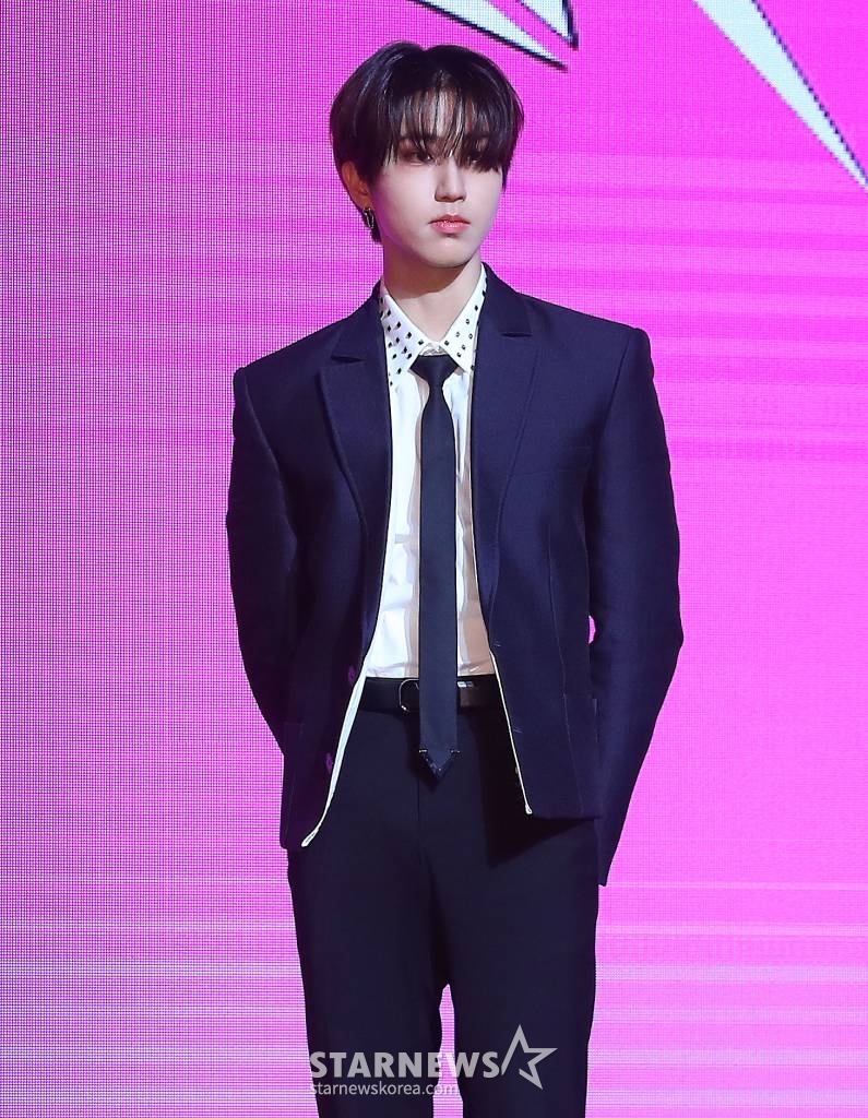 그룹 스트레이 키즈(Stray Kids) 한이 10일 오전 서울 영등포구 여의도동 콘래드 서울에서 진행된 새 미니 앨범 '樂-STAR'(락스타) 발매 기념 쇼케이스에 참석해 포즈를 취하고 있다.  스트레이 키즈의 새 미니 앨범 '樂-STAR'는 '어떤 상황에서도 우리의 락(樂)은 계속된다'는 스트레이 키즈의 메시지와 자신감을 표현했다. 타이틀곡 '락 (樂)'은 매 앨범 곡 작업을 도맡은 그룹 내 프로듀싱 팀 쓰리라차(3RACHA) 방찬, 창빈, 한이 직접 완성해 고유한 음악적 개성을 듬뿍 녹였다. 후렴구의 반복되는 멜로디와 락(Rock)적인 요소가 곡에 강렬함을 더하고 동음이의어를 활용한 흥미로운 노랫말로 K팝 팬들의 흥을 돋울 예정이다. 2023.11.10 /사진=김창현