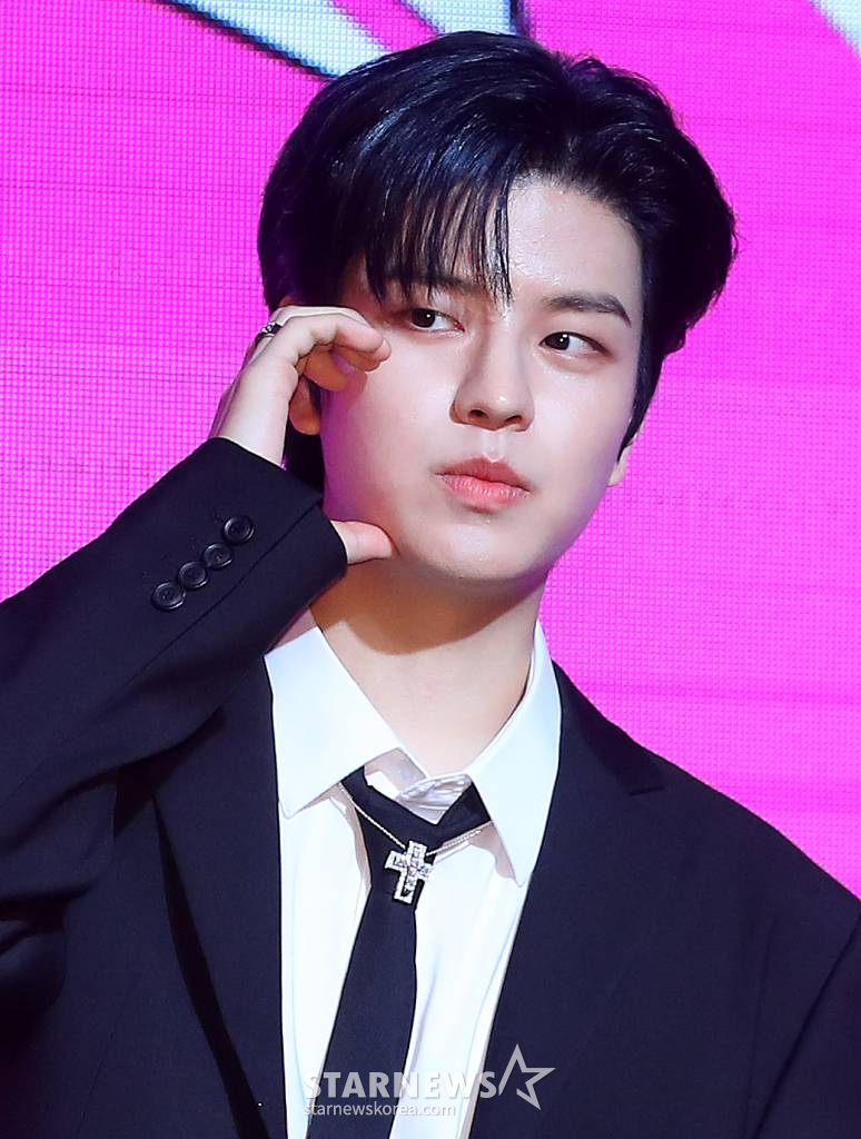 그룹 스트레이 키즈(Stray Kids) 승민이 10일 오전 서울 영등포구 여의도동 콘래드 서울에서 진행된 새 미니 앨범 '樂-STAR'(락스타) 발매 기념 쇼케이스에 참석해 포즈를 취하고 있다.  스트레이 키즈의 새 미니 앨범 '樂-STAR'는 '어떤 상황에서도 우리의 락(樂)은 계속된다'는 스트레이 키즈의 메시지와 자신감을 표현했다. 타이틀곡 '락 (樂)'은 매 앨범 곡 작업을 도맡은 그룹 내 프로듀싱 팀 쓰리라차(3RACHA) 방찬, 창빈, 한이 직접 완성해 고유한 음악적 개성을 듬뿍 녹였다. 후렴구의 반복되는 멜로디와 락(Rock)적인 요소가 곡에 강렬함을 더하고 동음이의어를 활용한 흥미로운 노랫말로 K팝 팬들의 흥을 돋울 예정이다. 2023.11.10 /사진=김창현