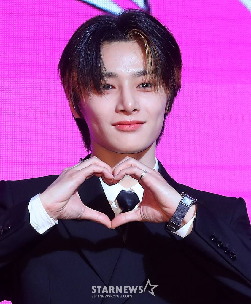 그룹 스트레이 키즈(Stray Kids) 아이엔이 10일 오전 서울 영등포구 여의도동 콘래드 서울에서 진행된 새 미니 앨범 '樂-STAR'(락스타) 발매 기념 쇼케이스에 참석해 포즈를 취하고 있다.  스트레이 키즈의 새 미니 앨범 '樂-STAR'는 '어떤 상황에서도 우리의 락(樂)은 계속된다'는 스트레이 키즈의 메시지와 자신감을 표현했다. 타이틀곡 '락 (樂)'은 매 앨범 곡 작업을 도맡은 그룹 내 프로듀싱 팀 쓰리라차(3RACHA) 방찬, 창빈, 한이 직접 완성해 고유한 음악적 개성을 듬뿍 녹였다. 후렴구의 반복되는 멜로디와 락(Rock)적인 요소가 곡에 강렬함을 더하고 동음이의어를 활용한 흥미로운 노랫말로 K팝 팬들의 흥을 돋울 예정이다. 2023.11.10 /사진=김창현