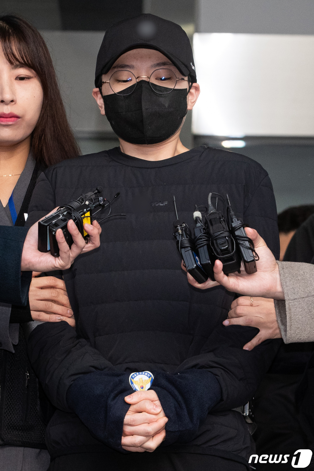 (서울=뉴스1) 유승관 기자 = '재벌 3세'를 사칭하며 사기 행각을 벌인 혐의로 구속된 전청조씨(27)가 10일 서울 송파경찰서에서 검찰로 송치되고 있다. 서울송파경찰서는 이날 전 펜싱 국가대표 남현희와 결혼을 발표한 후 특정경제범죄가중처벌법상 사기 혐의로 구속된 전씨를 서울동부지검에 송치했다. 2023.11.10/뉴스1 Copyright (C) 뉴스1. All rights reserved. 무단 전재 및 재배포, AI학습 이용 금지.