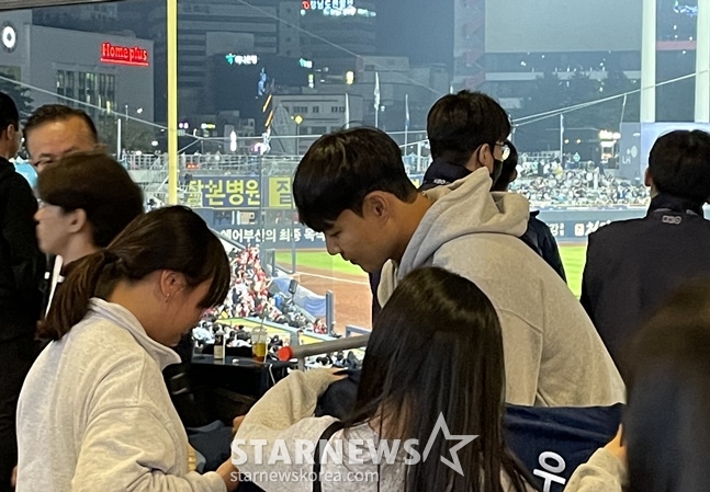 NC 김수윤이 준플레이오프 3차전 경기 중 팬들에게 사인을 해주고 있다. /사진=양정웅 기자