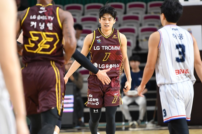 LG 유기상(가운데). /사진=KBL