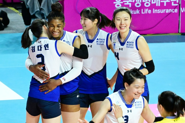 현대건설 선수단이 12일 인천삼산월드체육관에서 열린 2023~2024 V리그 여자부 2라운드 흥국생명전에서 득점 후 기뻐하고 있다. /사진=한국배구연맹