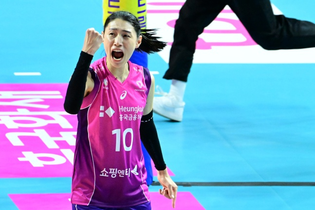흥국생명 김연경이 12일 인천삼산월드체육관에서 열린 2023~2024 V리그 여자부 2라운드 현대건설전에서 득점 후 기뻐하고 있다. /사진=한국배구연맹
