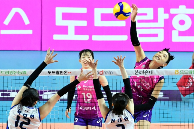 흥국생명 김연경(맨 오른쪽)이 12일 인천삼산월드체육관에서 열린 2023~2024 V리그 여자부 2라운드 현대건설전에서 스파이크 공격을 시도하고 있다. /사진=한국배구연맹