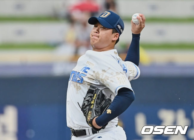 2022년 신민혁의 투구 모습.