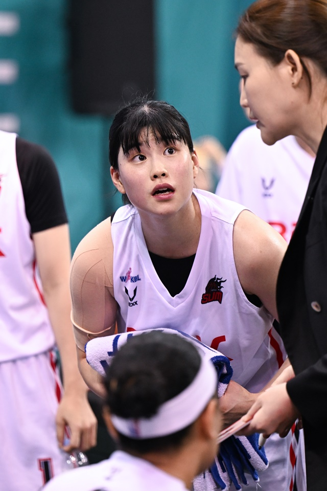 작전타임에 집중하는 이소희(가운데). /사진=WKBL 제공