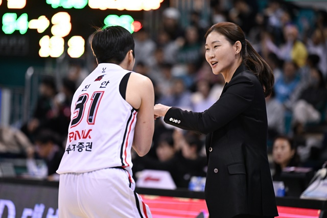 진안과 박정은 BNK 감독(오른쪽). /사진=WKBL 제공