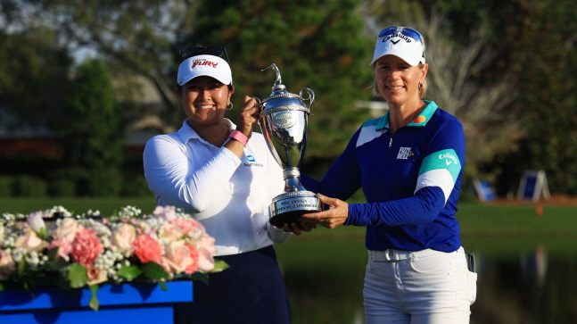 릴리아 부(왼쪽)가 우승 후 아니카 소렌스탐과 기념 촬영을 하고 있다. /사진=LPGA 홈페이지