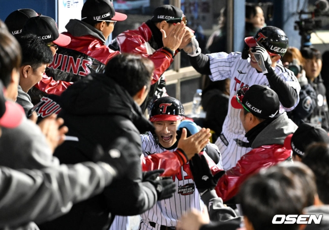 13일 한국시리즈 5차전에서 3회말 1사 2,3루에서 LG 박해민의 우전 2타점 적시 2루타 때 홈을 밟은 신민재와 문성주가 환호하고 있다.