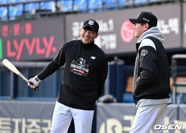 KT 이강철(오른쪽) 감독.