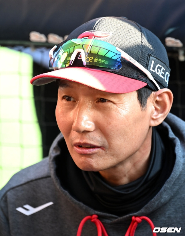 염경엽 LG 감독이 13일 인터뷰에 임하고 있다.
