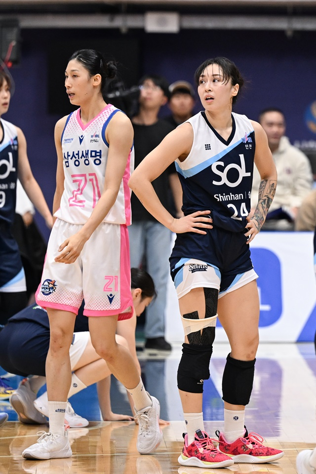 에이스 대결을 펼친 이해란(왼쪽)과 김소니아. /사진=WKBL 제공