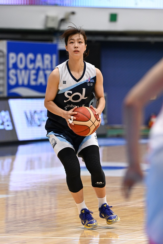공격에 집중하는 이경은. /사진=WKBL 제공