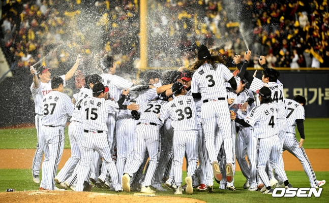 LG 선수단이 13일 서울 잠실야구장에서 열린 2023 KBO 한국시리즈 5차전에서 우승을 확정한 후 그라운드로 몰려나와 기뻐하고 있다.