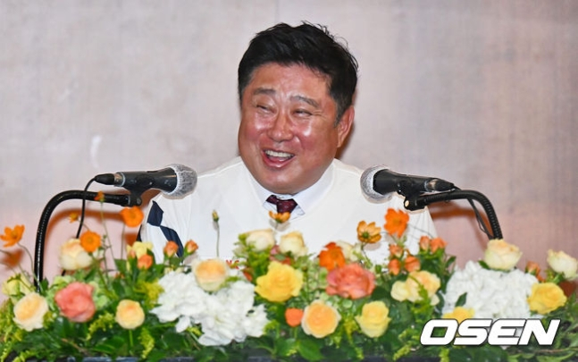 김태형 롯데 감독이 취임소감을 밝히고 있다.