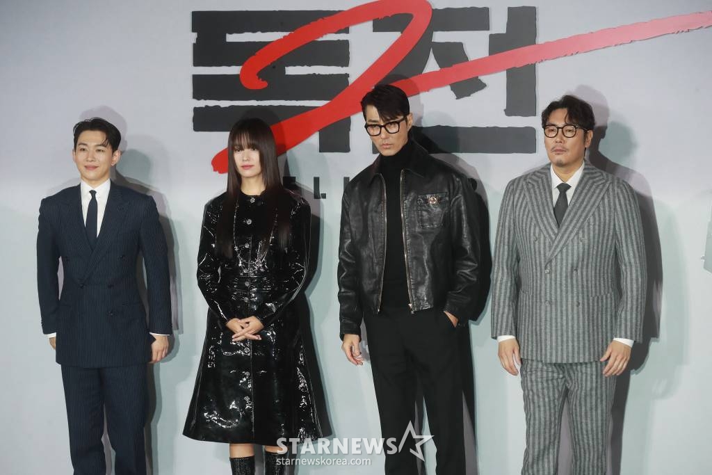 배우 오승훈, 한효주, 차승원, 조진웅이 14일 오전 서울 CGV용산아이파크몰에서 진행된 넷플릭스 영화 '독전2'(감독 백종열) 제작발표회에 참석해 포즈를 취하고 있다. 용산역에서 벌인 지독한 혈투 이후, 여전히 이선생을 쫓는 원호(조진웅 분)와 사라진 락(오승훈 분), 다시 나타난 브라이언(차승원 분)과 사태 수습을 위해 중국에서 온 큰칼(한효주)의 독한 전쟁을 그린 범죄 액션 영화 '독전2'는 오는 17일 공개된다. /2023.11.14 /사진=이동훈
