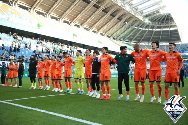 기뻐하는 강원 선수들. /사진=한국프로축구연맹
