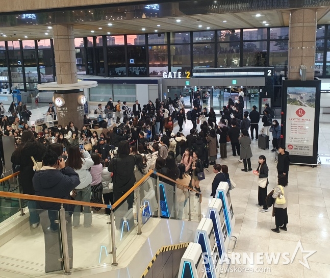 많은 야구팬이 14일 한국 야구 대표팀의 출국을 배웅하기 위해 이른 아침부터 김포공항에 모였다. /사진=김동윤 기자