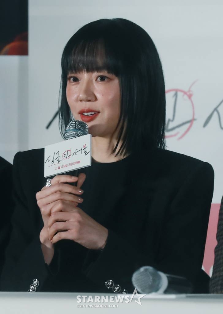 배우 임수정이 14일 오후 서울 광진구 롯데시네마 건대입구점에서 진행된 영화 '싱글 인 서울'(감독 박범수) 언론시사회에 참석해 질문에 답하고 있다. 혼자가 좋은 파워 인플루언서 영호(이동욱)와 혼자는 싫은 출판사 편집장 현진(임수정)이 싱글 라이프에 관한 책을 만들면서 벌어지는 이야기를 그린 웰메이드 현실 공감 로맨스 '싱글 인 서울'은 오는 29일 개봉한다. /2023.11.14 /사진=이동훈