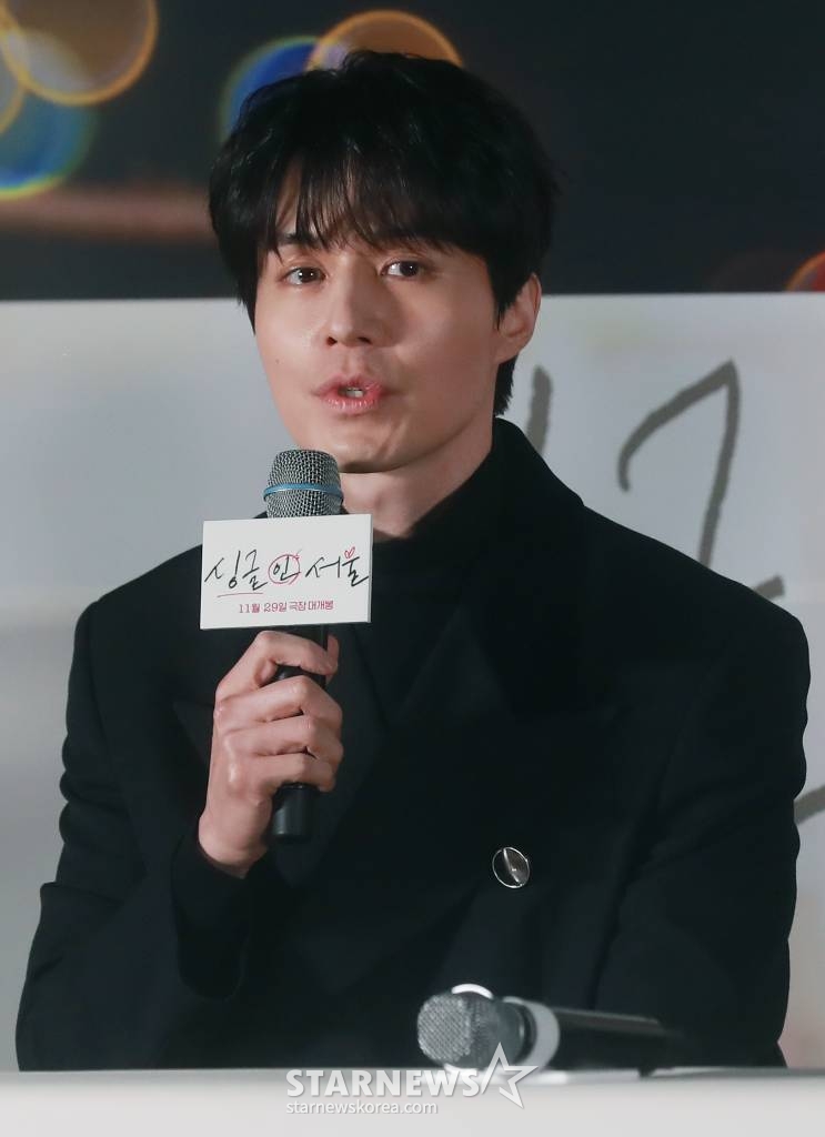 배우 이동욱이 14일 오후 서울 광진구 롯데시네마 건대입구점에서 진행된 영화 '싱글 인 서울'(감독 박범수) 언론시사회에 참석해 질문에 답하고 있다. 혼자가 좋은 파워 인플루언서 영호(이동욱)와 혼자는 싫은 출판사 편집장 현진(임수정)이 싱글 라이프에 관한 책을 만들면서 벌어지는 이야기를 그린 웰메이드 현실 공감 로맨스 '싱글 인 서울'은 오는 29일 개봉한다. /2023.11.14 /사진=이동훈