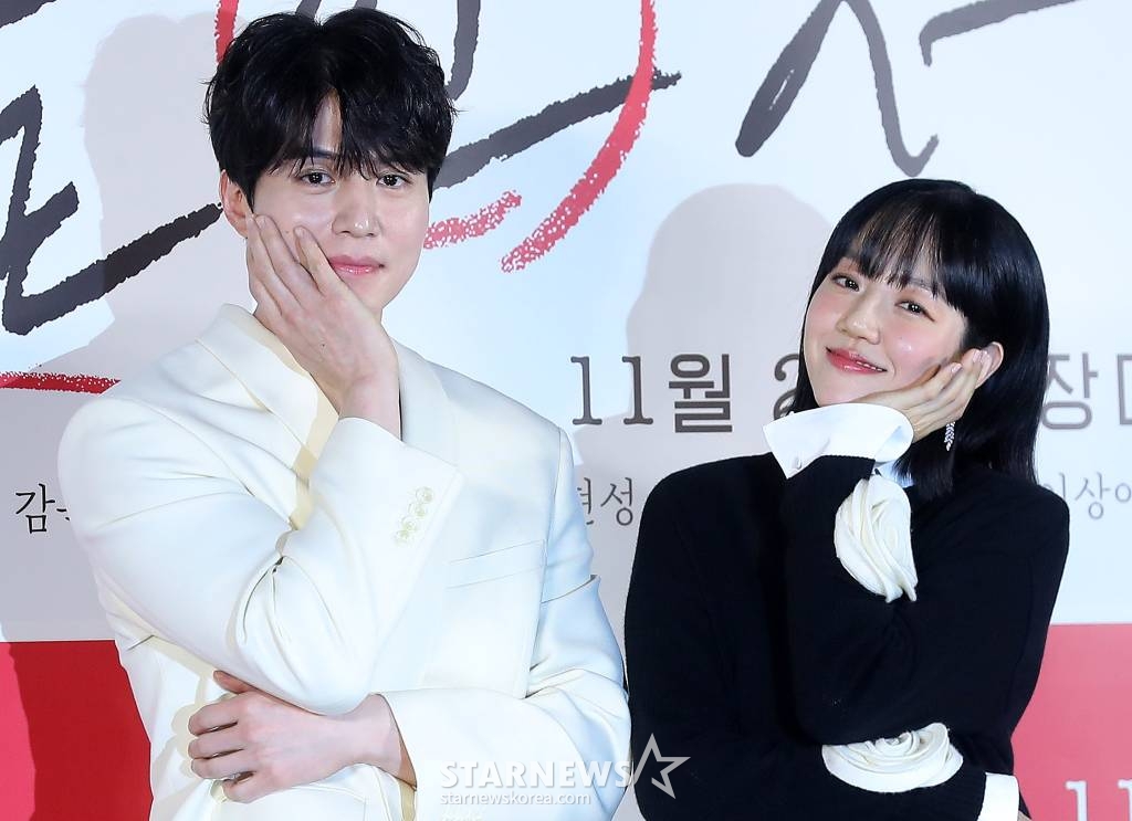 배우 이동욱, 임수정이 3일 오전 서울 광진구 롯데시네마 건대입구점에서 진행된 영화 '싱글 인 서울' 제작보고회에 참석해 포즈를 취하고 있다. '싱글 인 서울'은 혼자가 좋은 파워 인플루언서 '영호'와 혼자는 싫은 출판사 편집장 '현진'이 싱글 라이프에 관한 책을 만들면서 벌어지는 이야기를 그린 웰메이드 로맨스다. 오는 29일 개봉. 2023.11.03 /사진=김창현