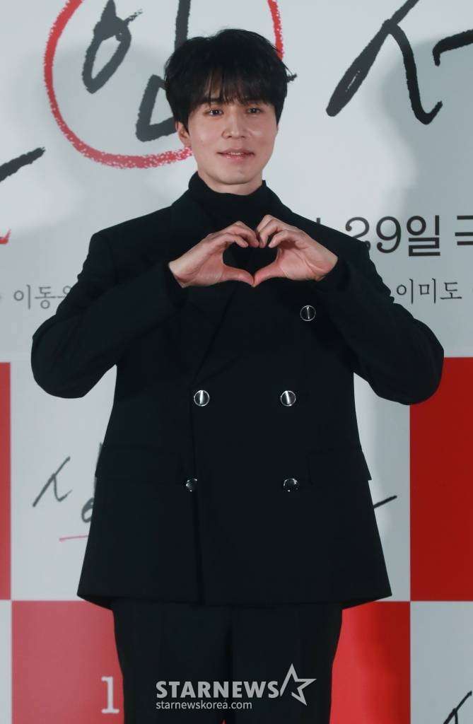 배우 이동욱이 14일 오후 서울 광진구 롯데시네마 건대입구점에서 진행된 영화 '싱글 인 서울'(감독 박범수) 언론시사회에 참석해 포즈를 취하고 있다. 혼자가 좋은 파워 인플루언서 영호(이동욱)와 혼자는 싫은 출판사 편집장 현진(임수정)이 싱글 라이프에 관한 책을 만들면서 벌어지는 이야기를 그린 웰메이드 현실 공감 로맨스 '싱글 인 서울'은 오는 29일 개봉한다. /2023.11.14 /사진=이동훈