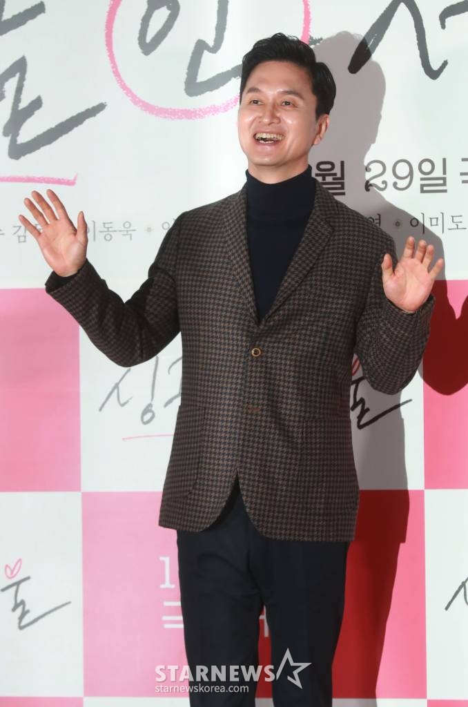배우 장현성이 14일 오후 서울 광진구 롯데시네마 건대입구점에서 진행된 영화 '싱글 인 서울'(감독 박범수) 언론시사회에 참석해 포즈를 취하고 있다. 혼자가 좋은 파워 인플루언서 영호(이동욱)와 혼자는 싫은 출판사 편집장 현진(임수정)이 싱글 라이프에 관한 책을 만들면서 벌어지는 이야기를 그린 웰메이드 현실 공감 로맨스 '싱글 인 서울'은 오는 29일 개봉한다. /2023.11.14 /사진=이동훈