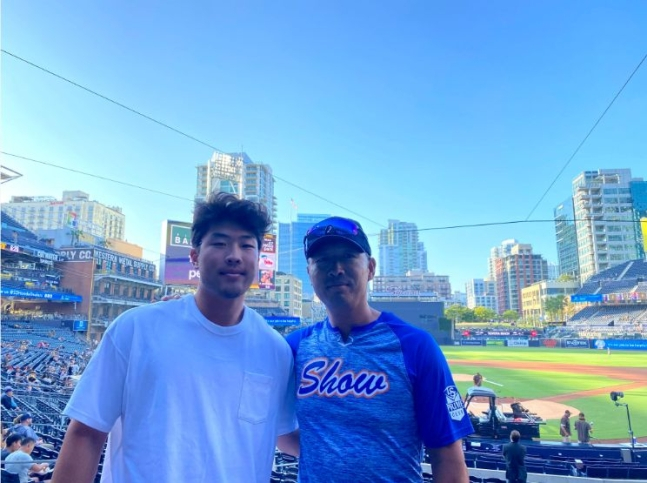 심정수(오른쪽)와 케빈 심. /사진=MLB닷컴 캡처