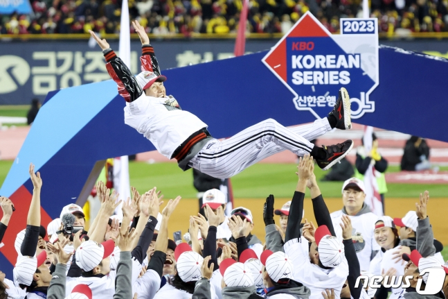 LG 선수들이 염경엽 감독을 헹가래 치고 있다. /사진=뉴스1