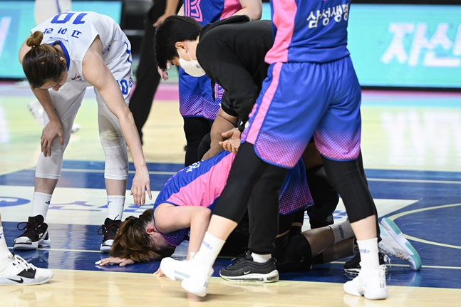 삼성생명 이주연(맨 아래)이 지난해 12월 26일 우리은행전에서 착지 도중 무릎을 다쳐 고통을 호소하고 있다. /사진=WKBL