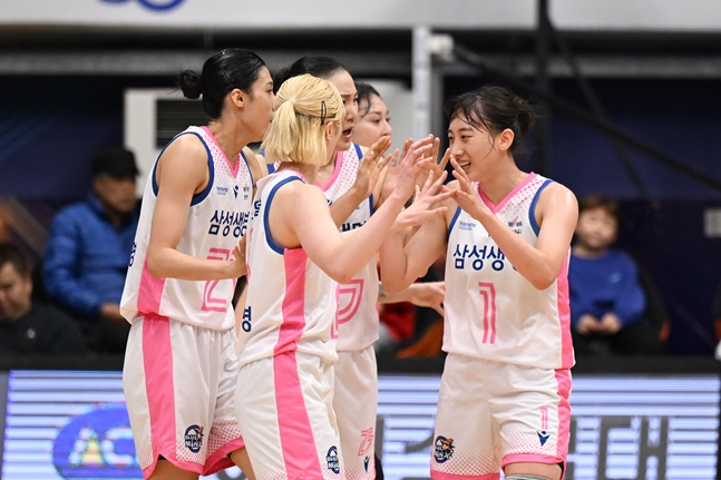 이주연(맨 오른쪽)이 동료들과 기쁨을 나누고 있다. /사진=WKBL
