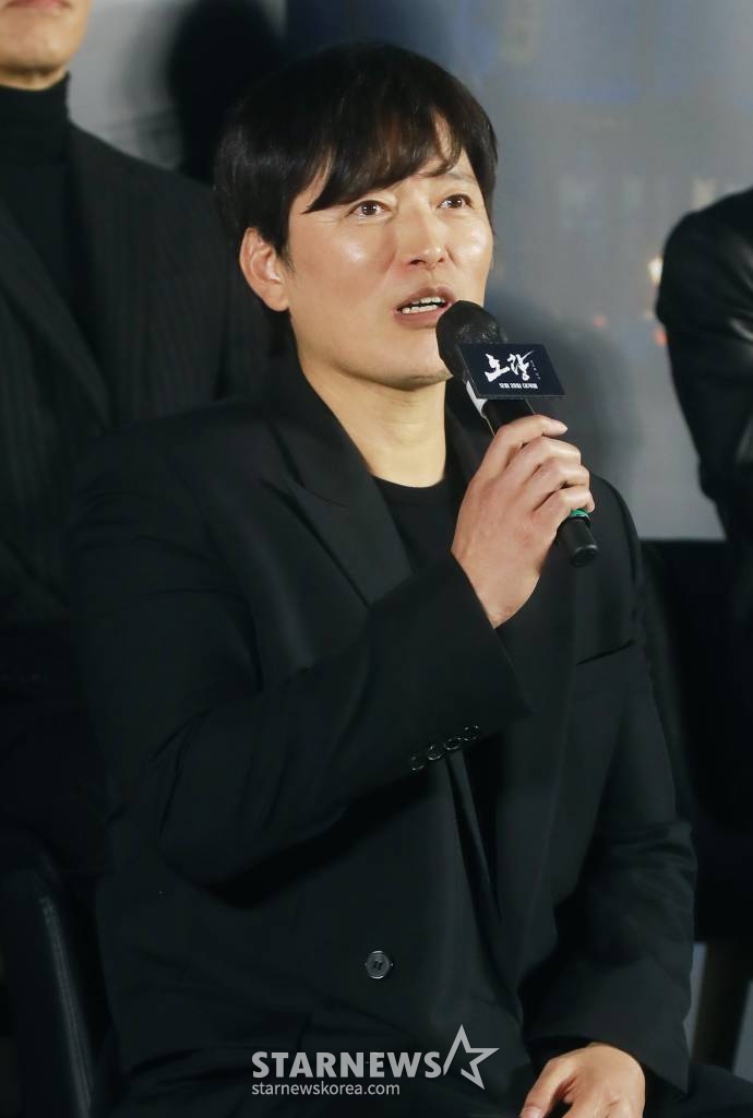 배우 정재영이 15일 오전 서울 광진구 롯데시네마 건대입구점에서 진행된 영화 '노량: 죽음의 바다'(감독 김한민) 제작발표회에 참석해 질문에 답하고 있다. /2023.11.15 /사진=이동훈