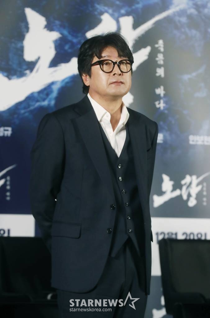 배우 김윤석이 15일 오전 서울 광진구 롯데시네마 건대입구점에서 진행된 영화 '노량: 죽음의 바다'(감독 김한민) 제작발표회에 참석해 포즈를 취하고 있다. /2023.11.15 /사진=이동훈