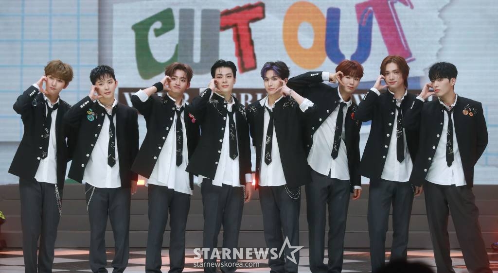 그룹 휘브(WHIB)가 8일 오후 서울 마포구 상암동 SBS 프리즘 타워에서 진행된 데뷔 싱글 1집 '컷-아웃'(Cut-Out) 발매기념 쇼케이스에 참석해 포즈를 취하고 있다. 휘브의 데뷔 앨범인 '컷-아웃'은 '여러 가지 색의 도화지를 잘라 붙여 하나의 작품을 만들어내듯 휘브만의 색을 가진 하나의 작품을 만들기 시작하겠다'는 뜻이다. /2023.11.08 /사진=이동훈