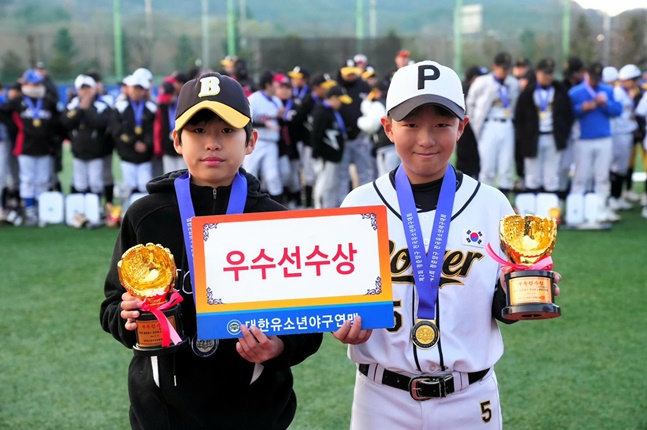 우수선수상을 받은 이정운(왼쪽, 경기 부천시유소년야구단)과 장윤탁(충남 아산시유소년야구단). /사진=대한유소년야구연맹