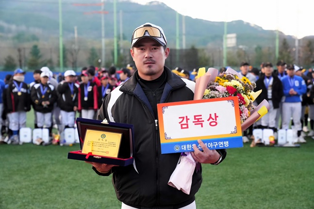 감독상을 받은 황민호 아산시유소년야구단 감독. /사진=대한유소년야구연맹
