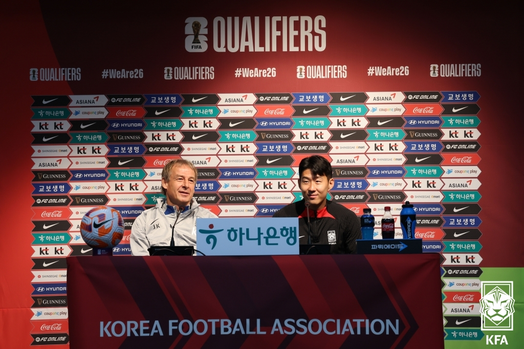 위르겐 클린스만(왼쪽) 감독과 손흥민. /사진=대한축구협회