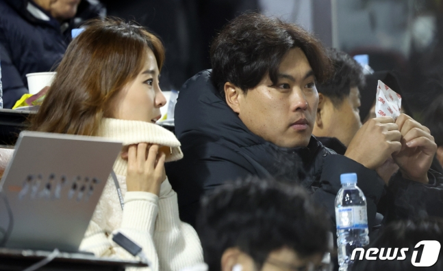 13일 서울 잠실야구장에서 열린 '2023 신한은행 SOL KBO 포스트시즌' 한국시리즈 5차전 kt 위즈와 LG 트윈스의 경기에서 토론토 블루제이스 류현진(오른쪽)과 아내 배지현 전 아나운서가 관중석에 앉아 경기를 관전하고 있다. /사진=뉴스1