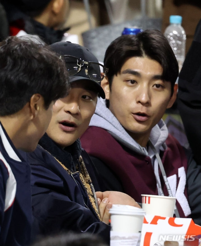 메이저리거 김하성(왼쪽)과 키움 히어로즈 이정후가 13일 서울 잠실야구장에서 열린 2023 프로야구 한국시리즈 KT와 LG 트윈스의 5차전 경기를 관람하고 있다. /사진=뉴시스