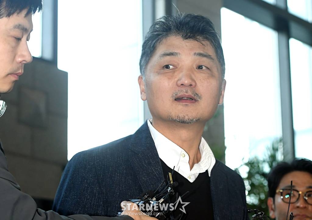 김범수 카카오 미래이니셔티브센터장이 23일 오전 서울 영등포구 여의도동 금융감독원에 SM엔터테인먼트 주가 시세 조종 의혹과 관련해 조사를 받기 위해 출석하고 있다. 카카오는 지난 2월 하이브와의 SM 경영권 인수 경쟁 당시 2400억원을 들여 SM 주가를 의도적으로 끌어 올렸다는 의혹을 받고 있다. /사진=머니S 장동규 기자